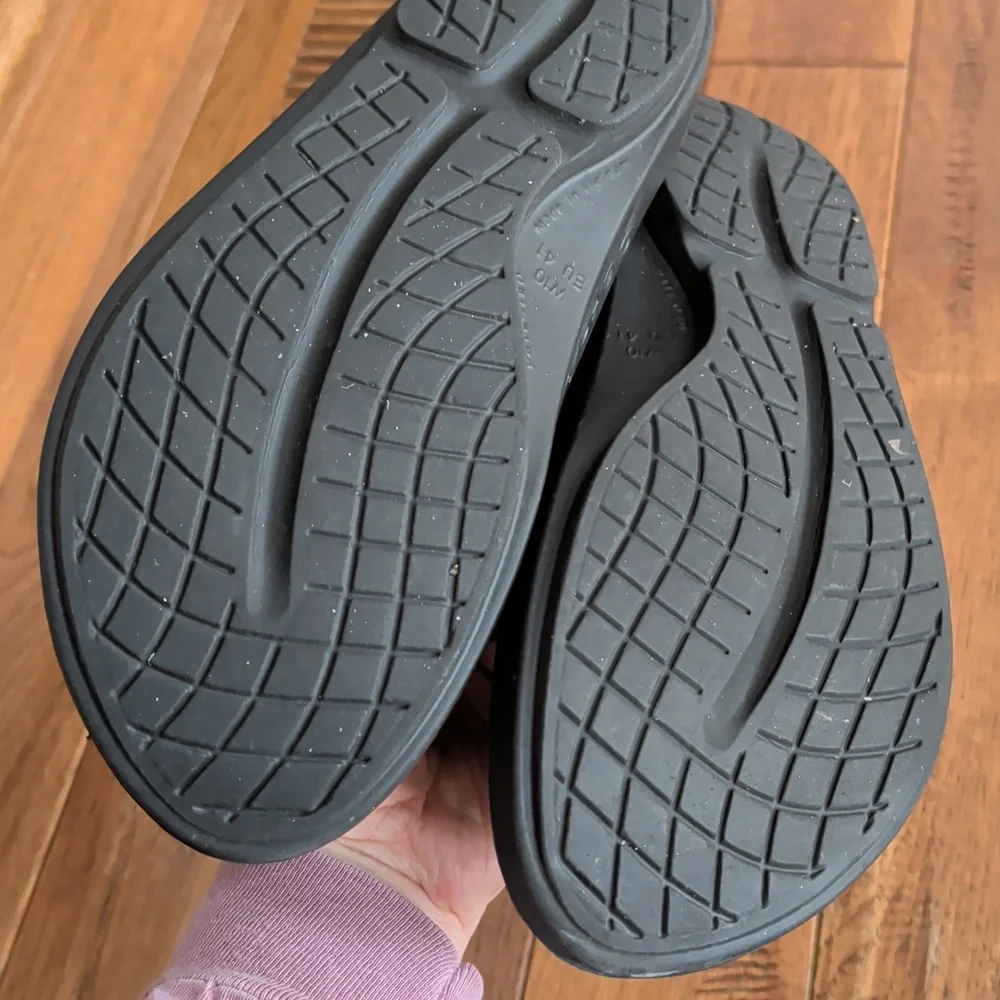 Oofos Oolala Black Flip Flop Recovery Sandals - Picture 5 of 7